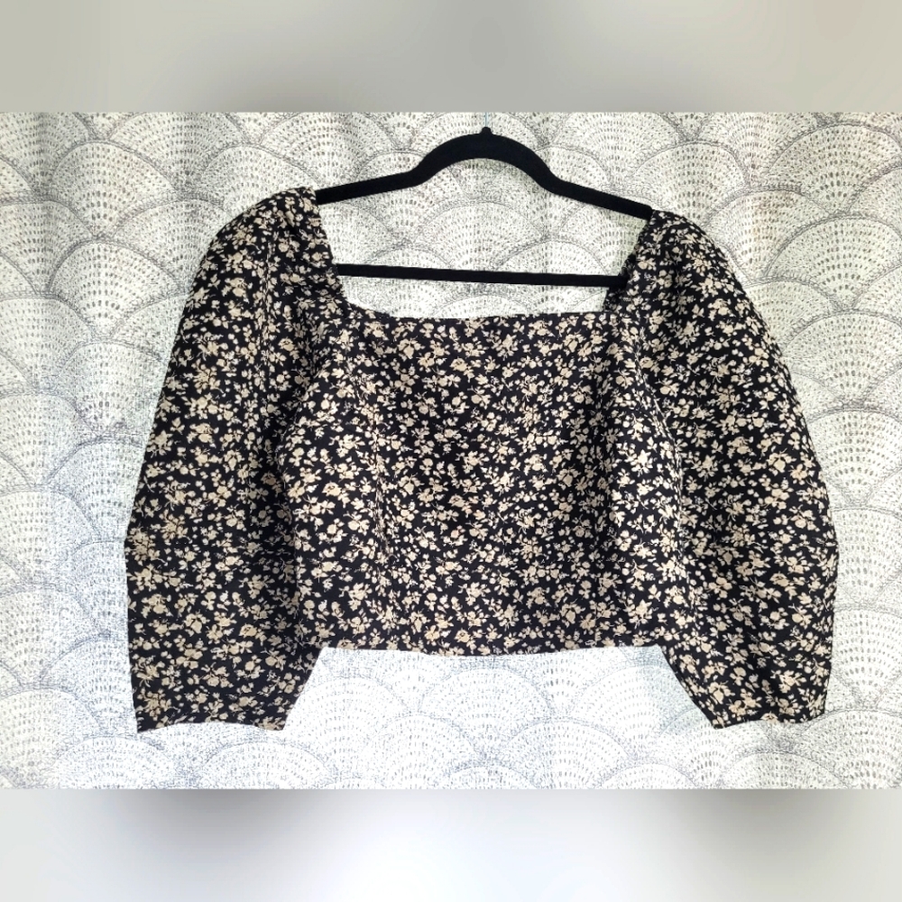 Super Cute Levi's Black & Cream Floral Smocked Back Crop Top Size Medium